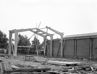 821240 Afbeelding van het stellen van de betonnen spanten voor een nieuw gebouw van de N.V. Nederlandse Staalfabrieken ...